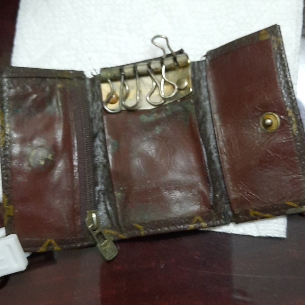 Louie Vuitton Key Holder - Picture 3 of 11